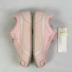 Round-toe casual sports shoes with laces