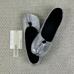 Pig's feet with toe-shaped small leather shoes