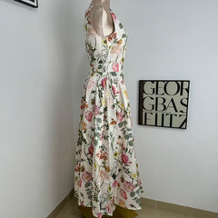 A slimming pleated printed dress
