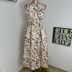 A slimming pleated printed dress
