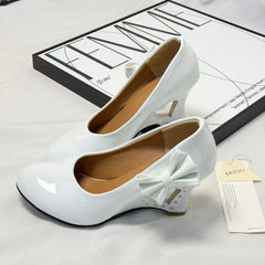 Pegged bow leather shoes