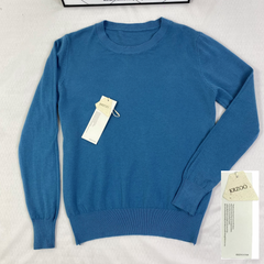 Knitted sweater with round neck and long sleeves