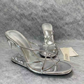 Abnormal teeth and high-heeled slippers