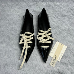 Strap-on two-piece pointed toe shiny leather shoes