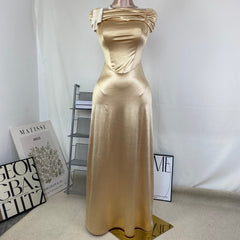 A figure-hugging one-shoulder dress