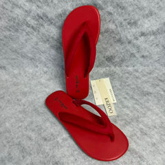 Flat-bottomed shoe with toe clasp and V-shaped sole