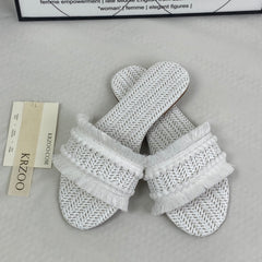 Flat-bottom fringed outer ankle bootie