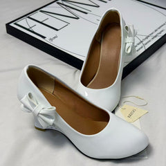 Pegged bow leather shoes