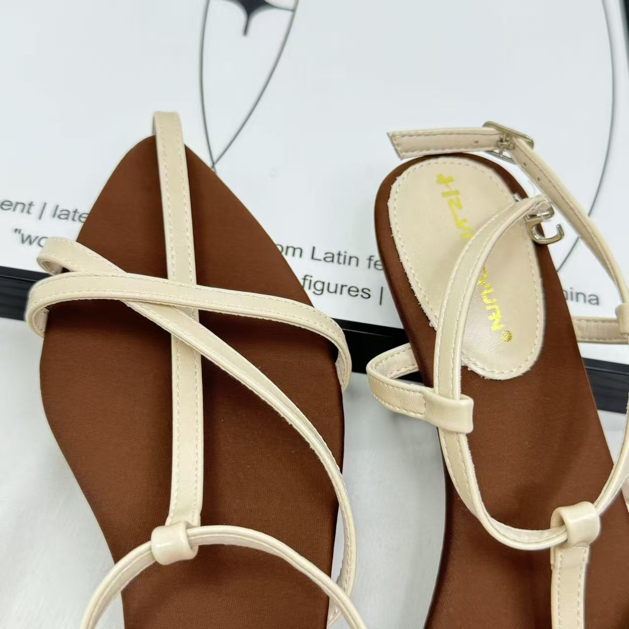 Fine ribbon pointed open-toe sandals