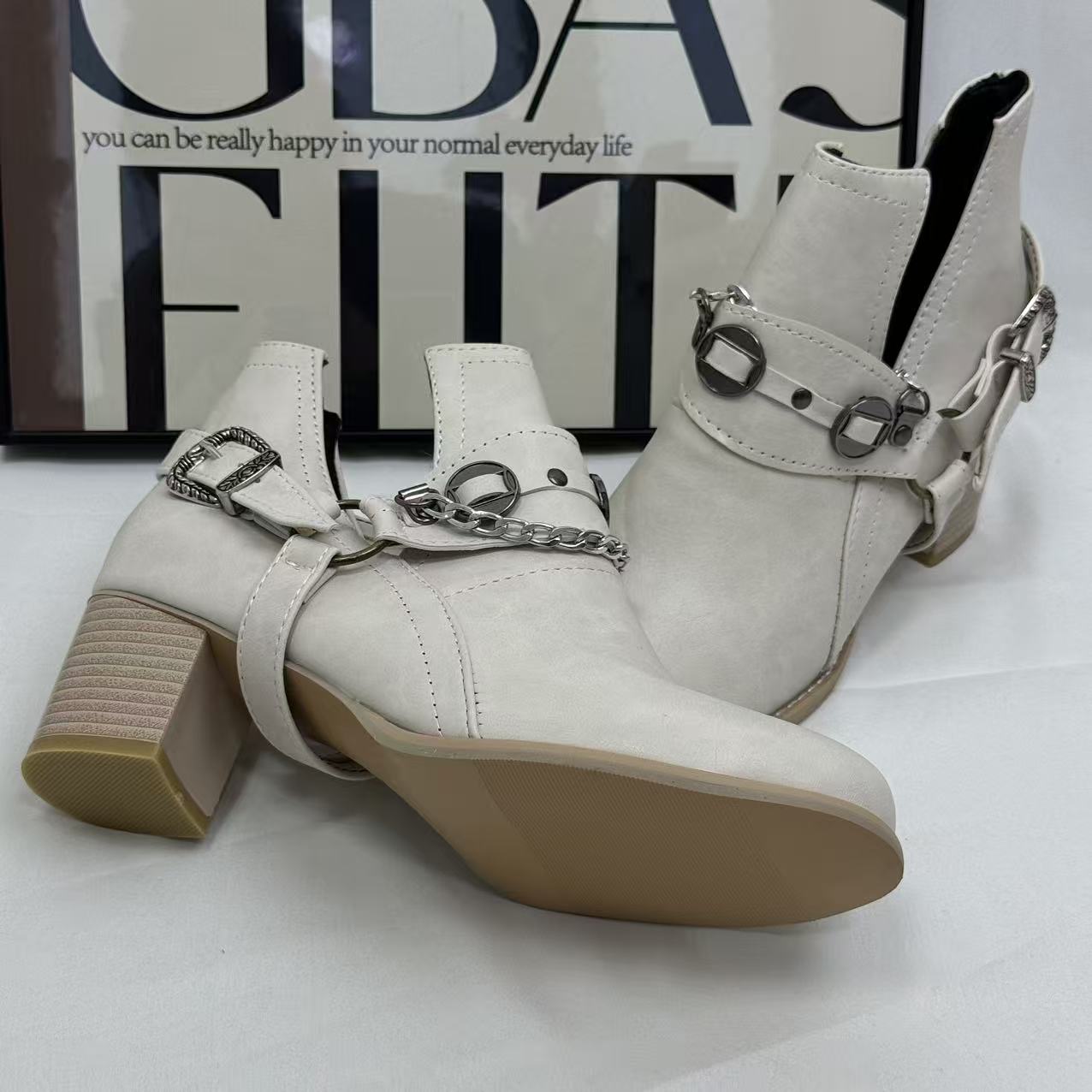 Bolt fastener thick-soled shoes