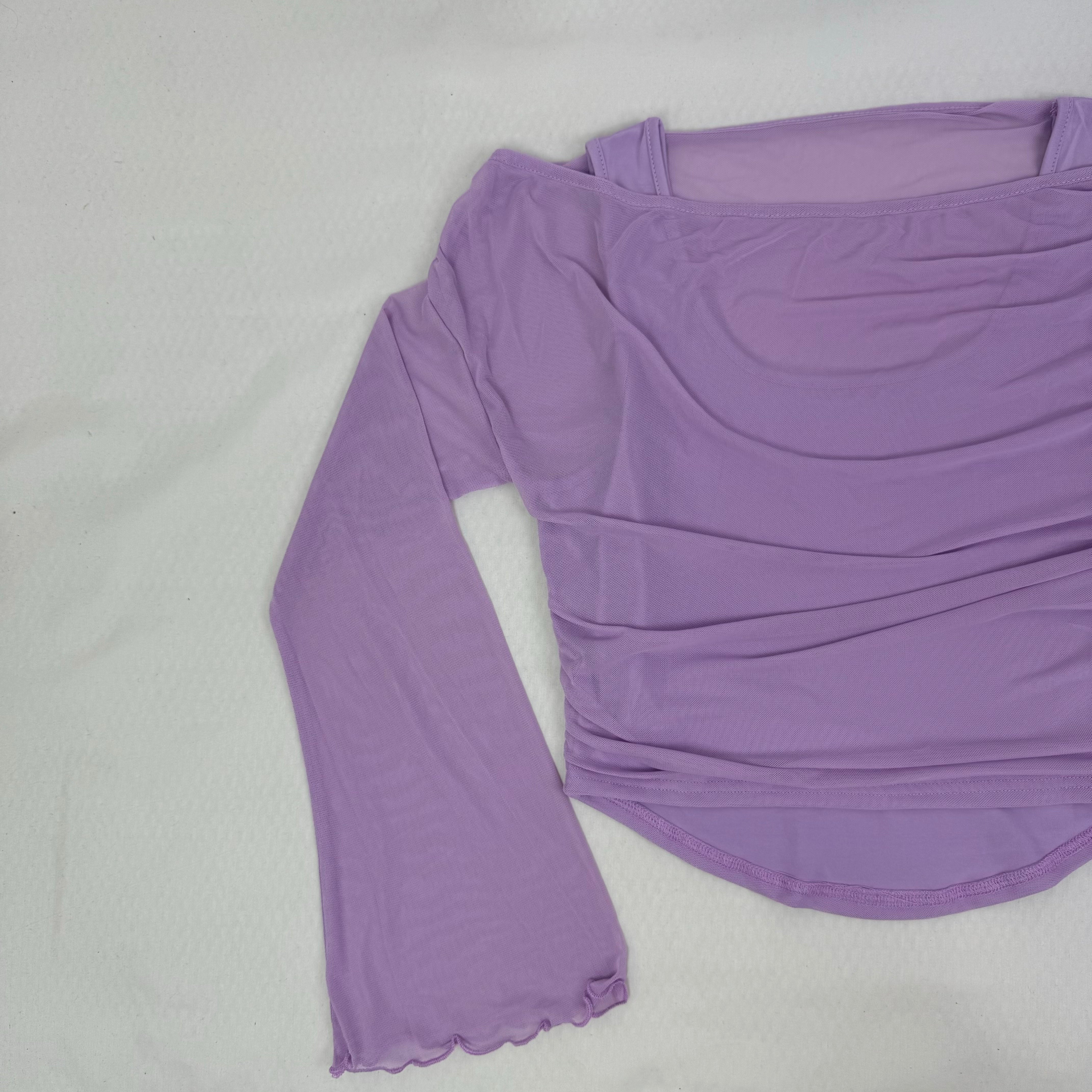 Net fabric elasticated slanting-sleeve top