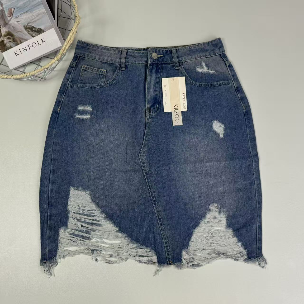 Ragged-edge and tear-damaged half-length skirt