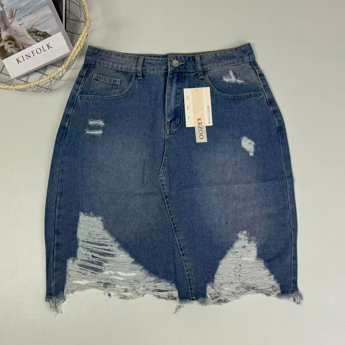 Ragged-edge and tear-damaged half-length skirt