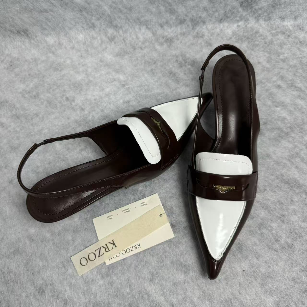 Small gold coin pointed-toe low-heeled shoes