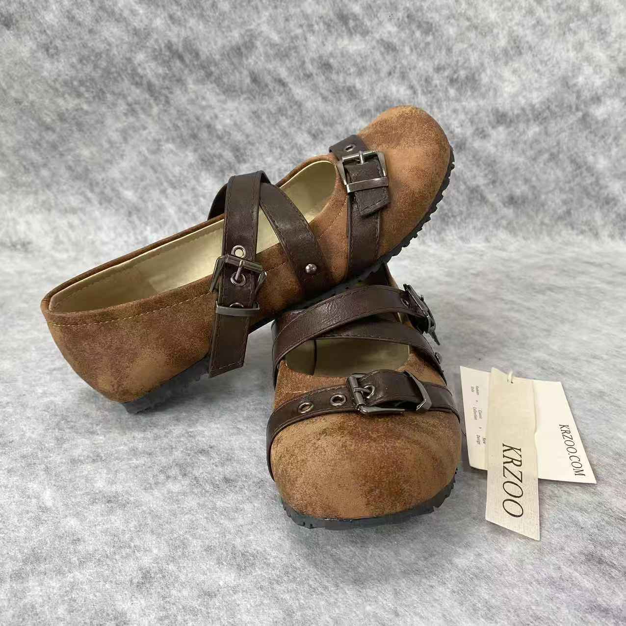 Leather belt-embroidered flat shoes