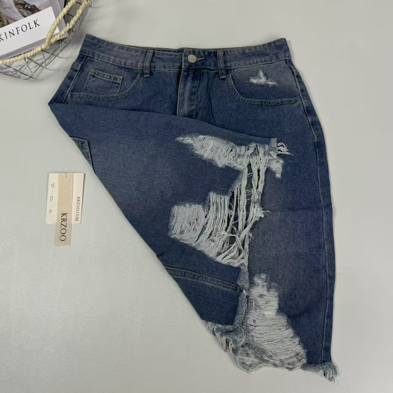 Ragged-edge and tear-damaged half-length skirt
