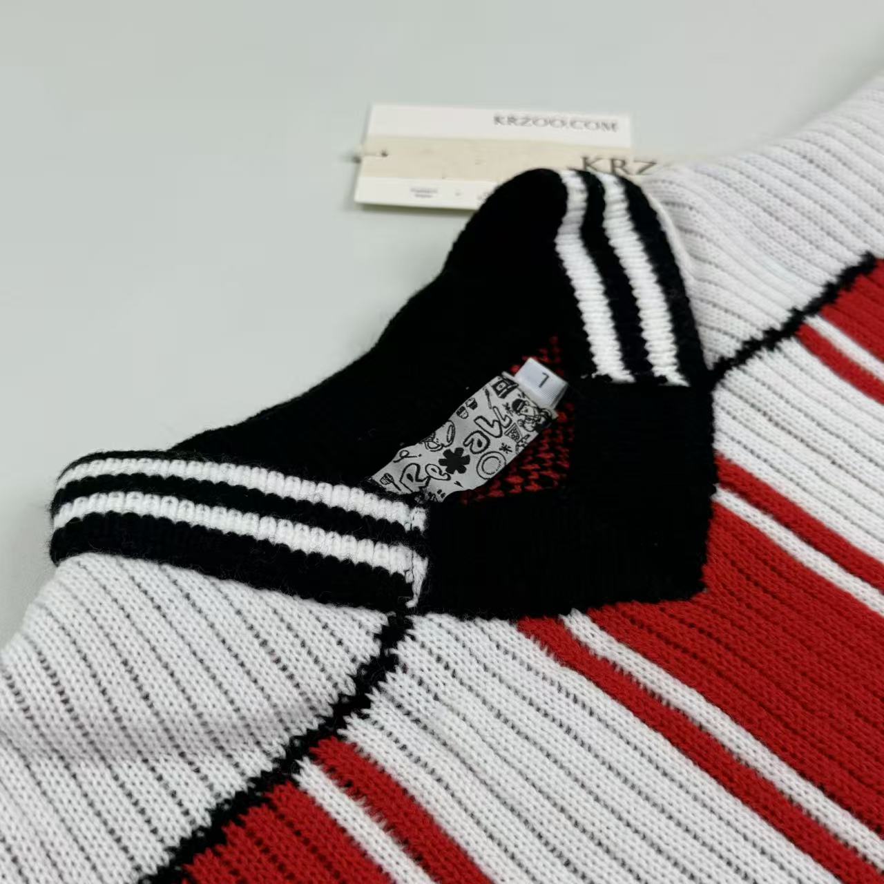 Sports V-neck T-shirt with short sleeves
