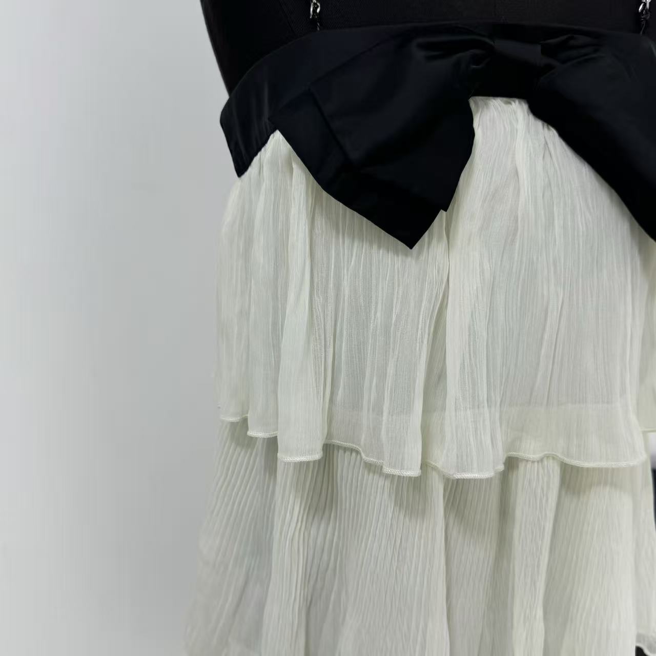 Contrasting-color bow tie backless halter dress