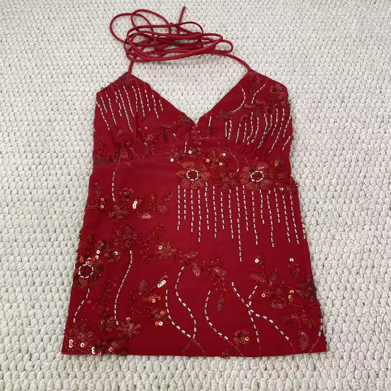 Embroidered figure-hugging tank top