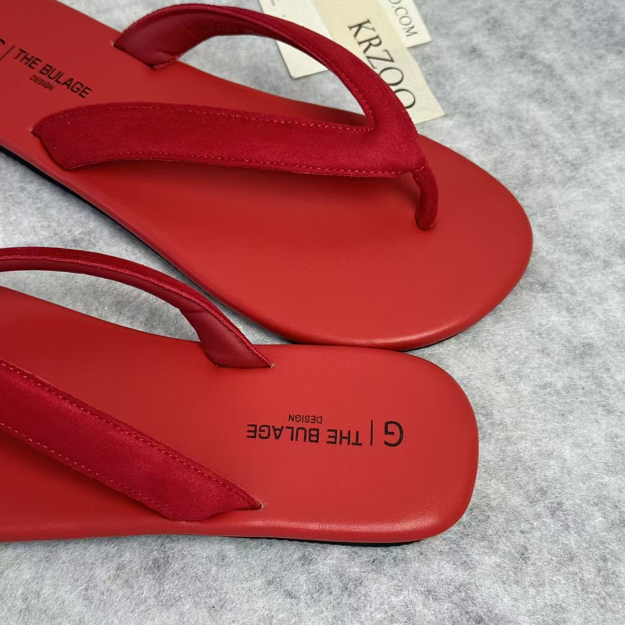Flat-bottomed shoe with toe clasp and V-shaped sole