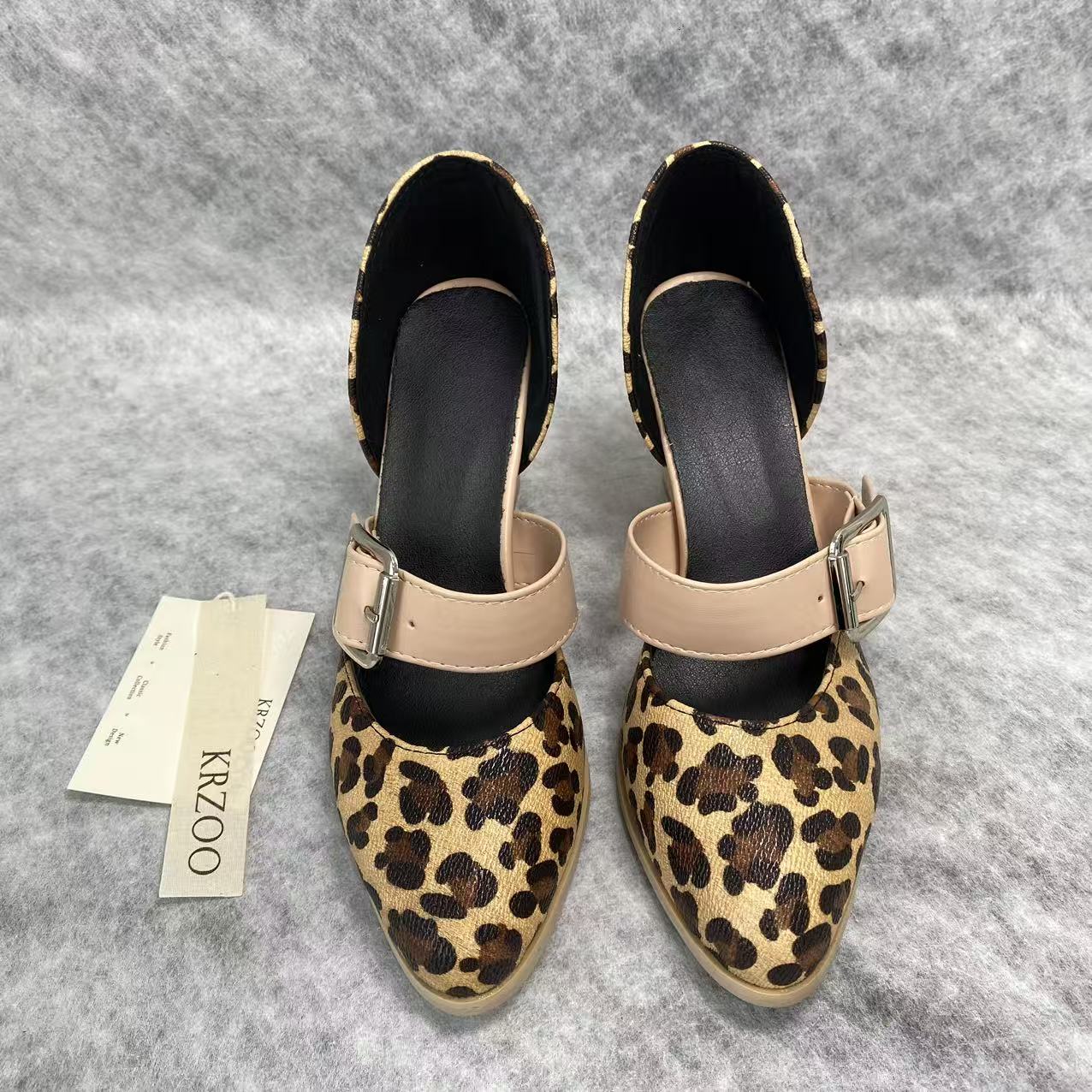 Leopard-print belt buckle shoes