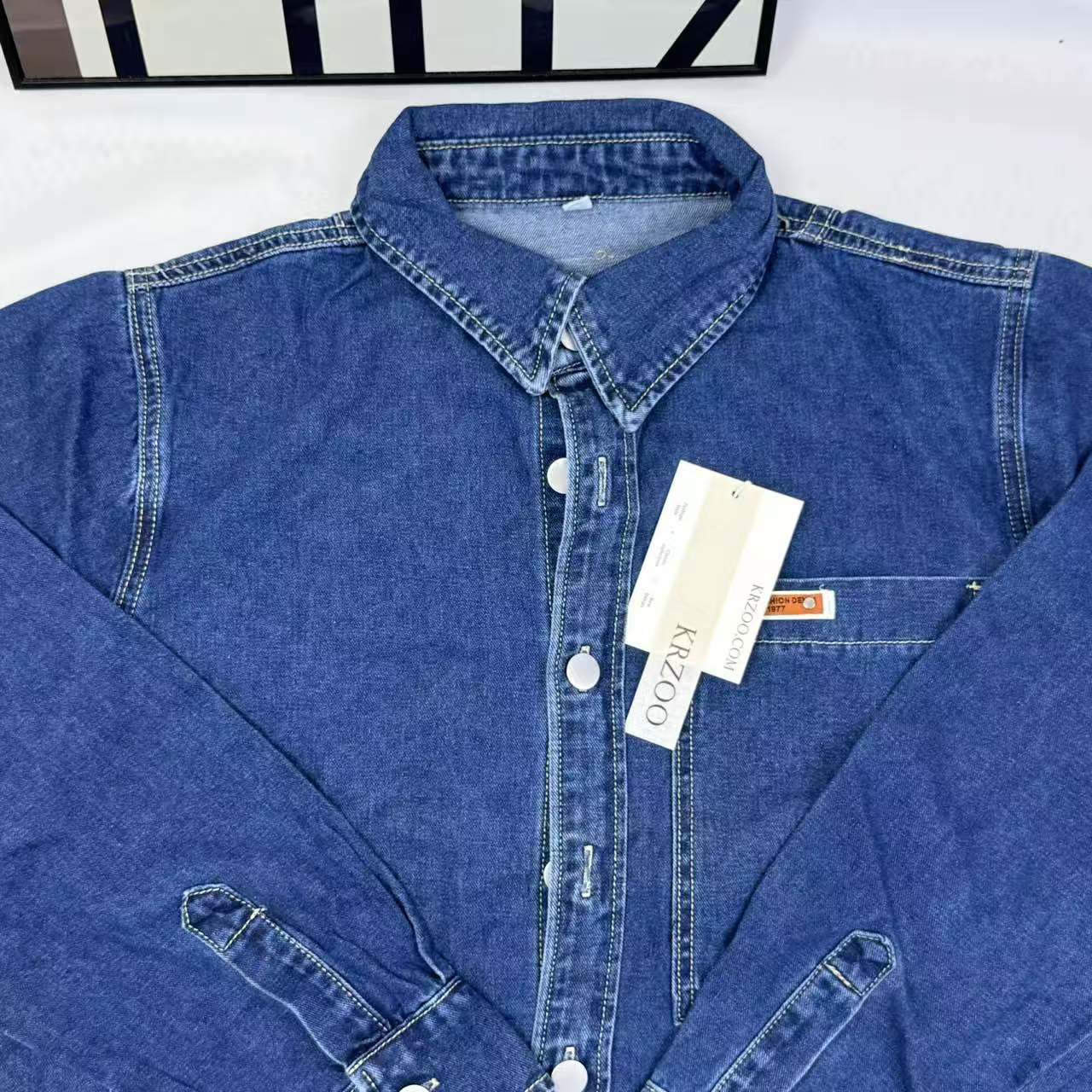Loose-fitting long-sleeved denim jacket