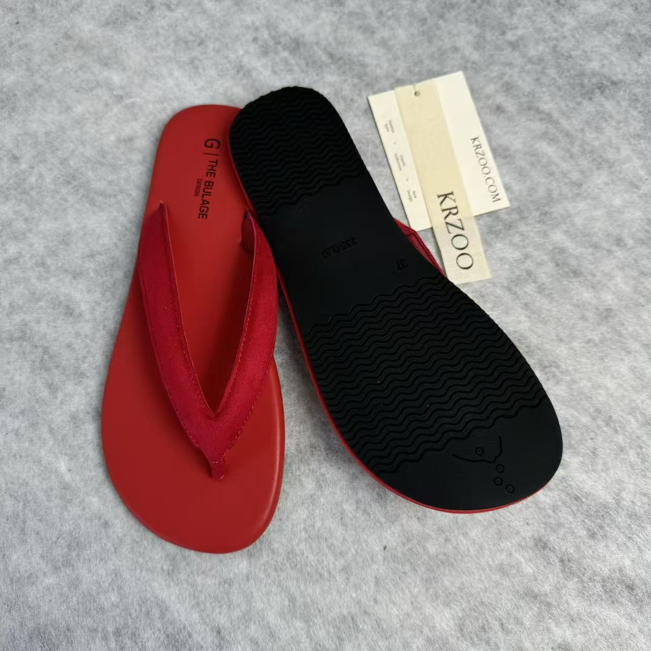 Flat-bottomed shoe with toe clasp and V-shaped sole