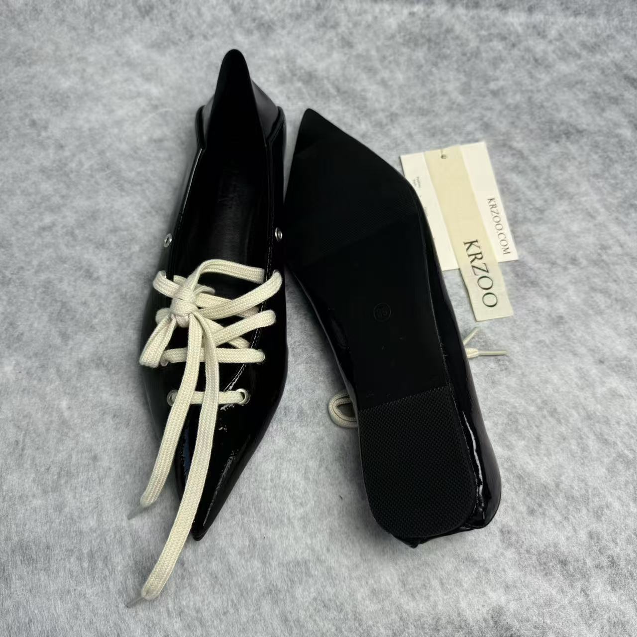 Strap-on two-piece pointed toe shiny leather shoes