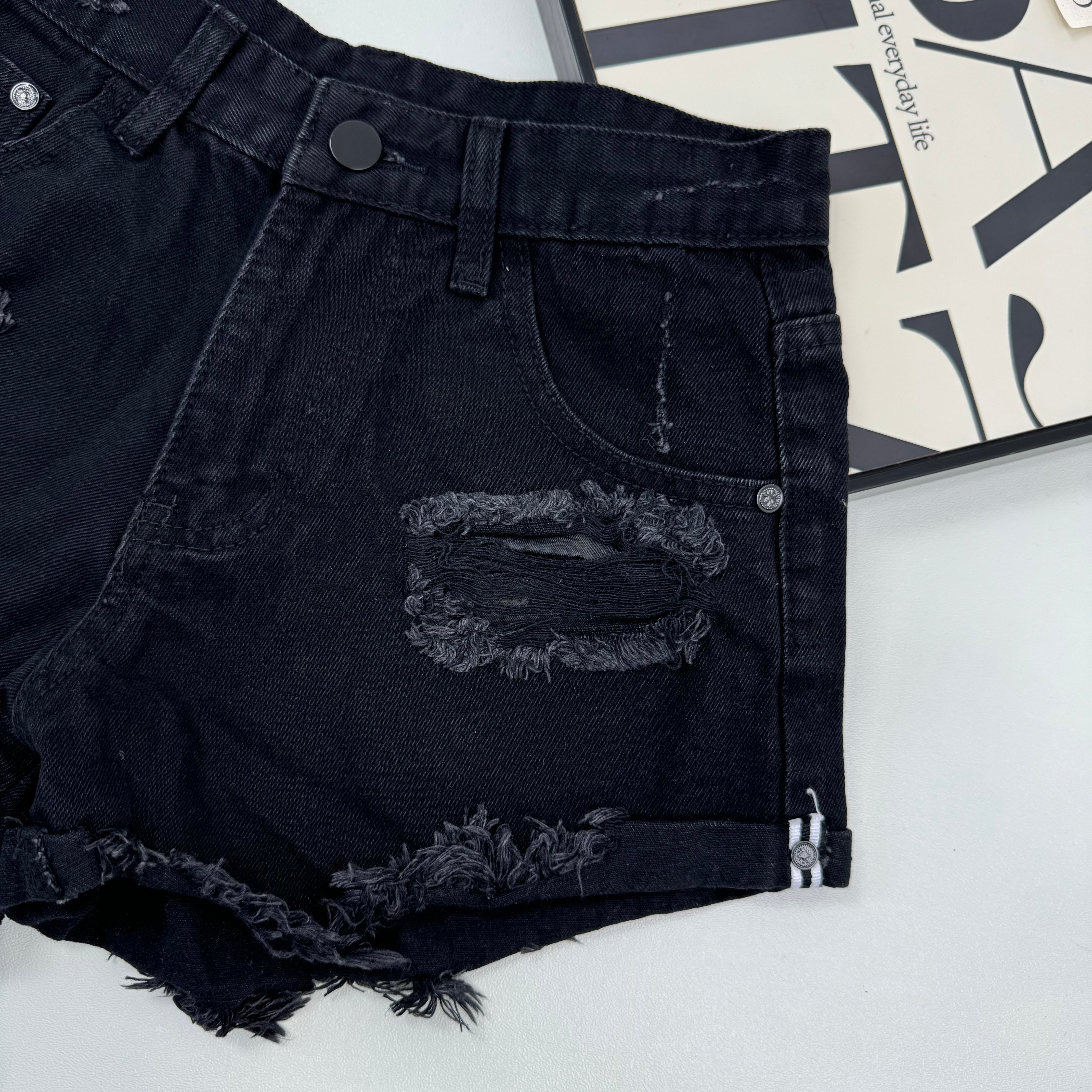Low-waist fringed denim shorts