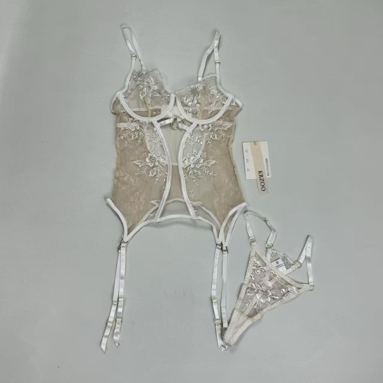 Embroidered heart-shaped decorative bra set