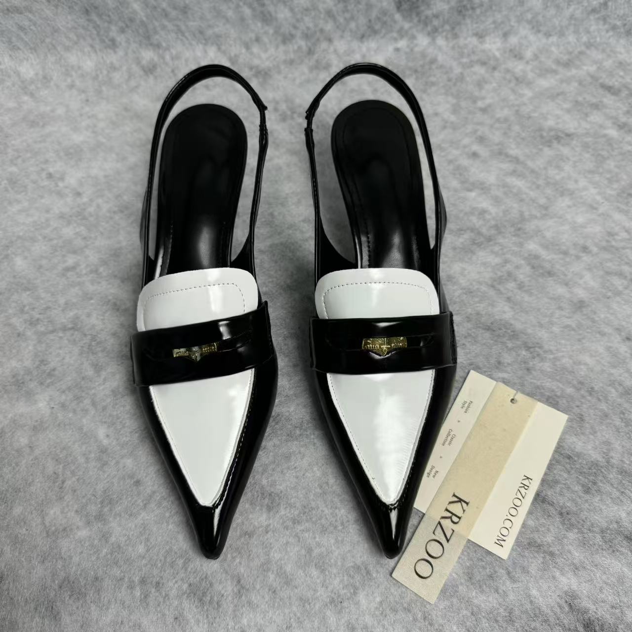 Small gold coin pointed-toe low-heeled shoes