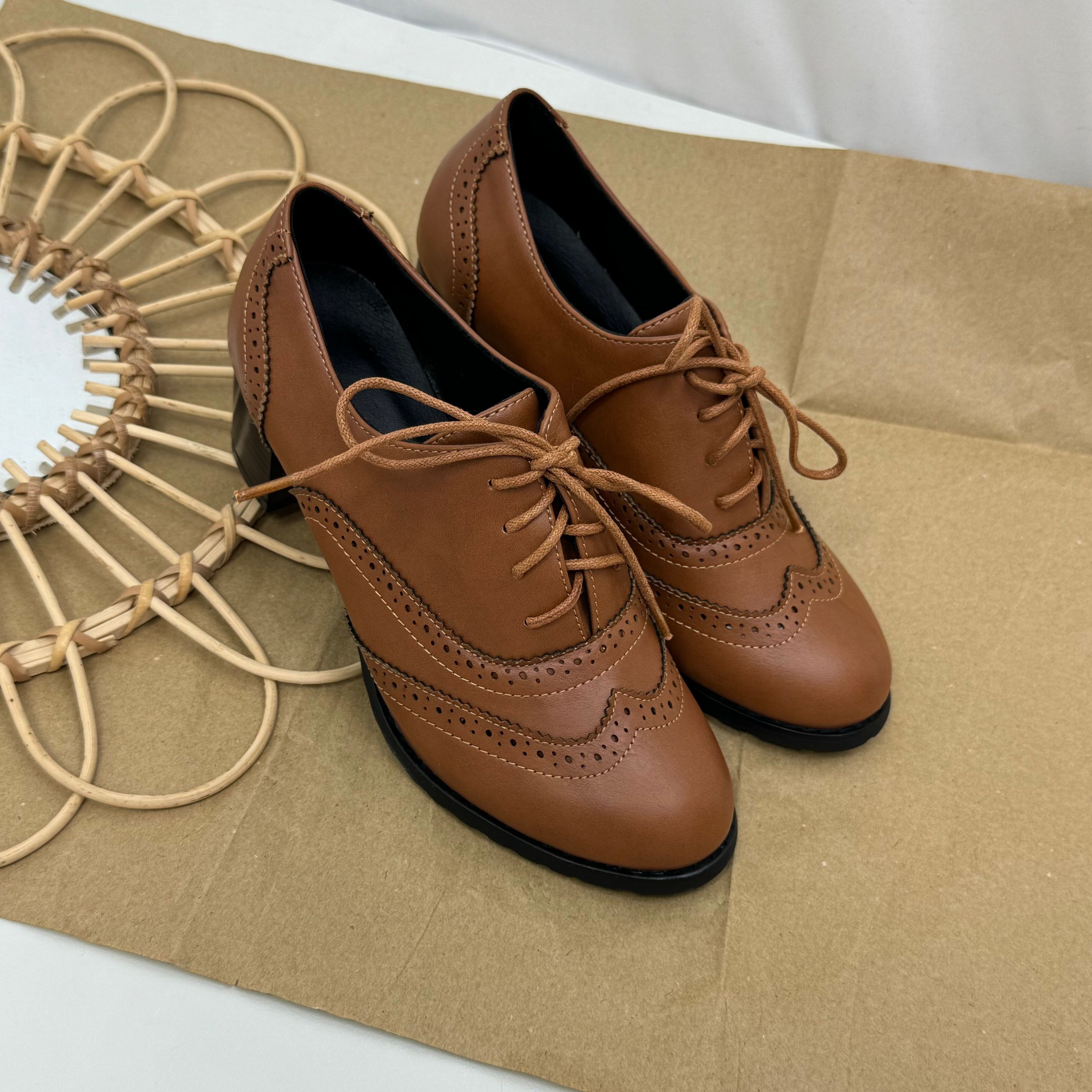 Embroidered British-style small leather shoes