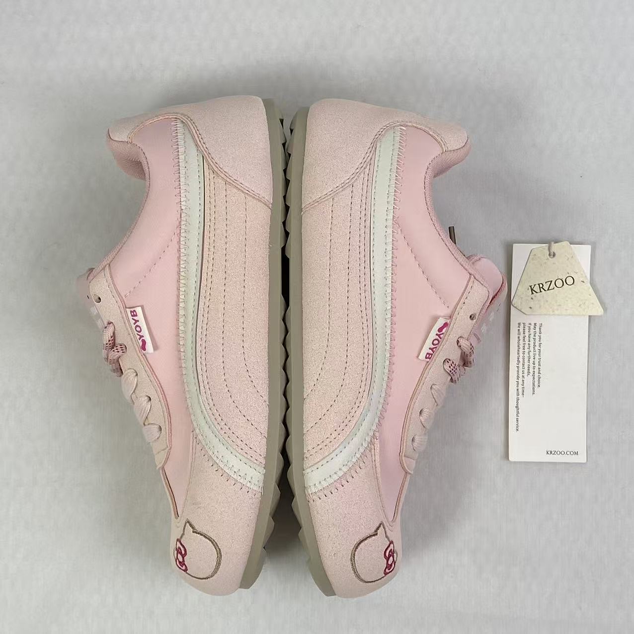 Round-toe casual sports shoes with laces