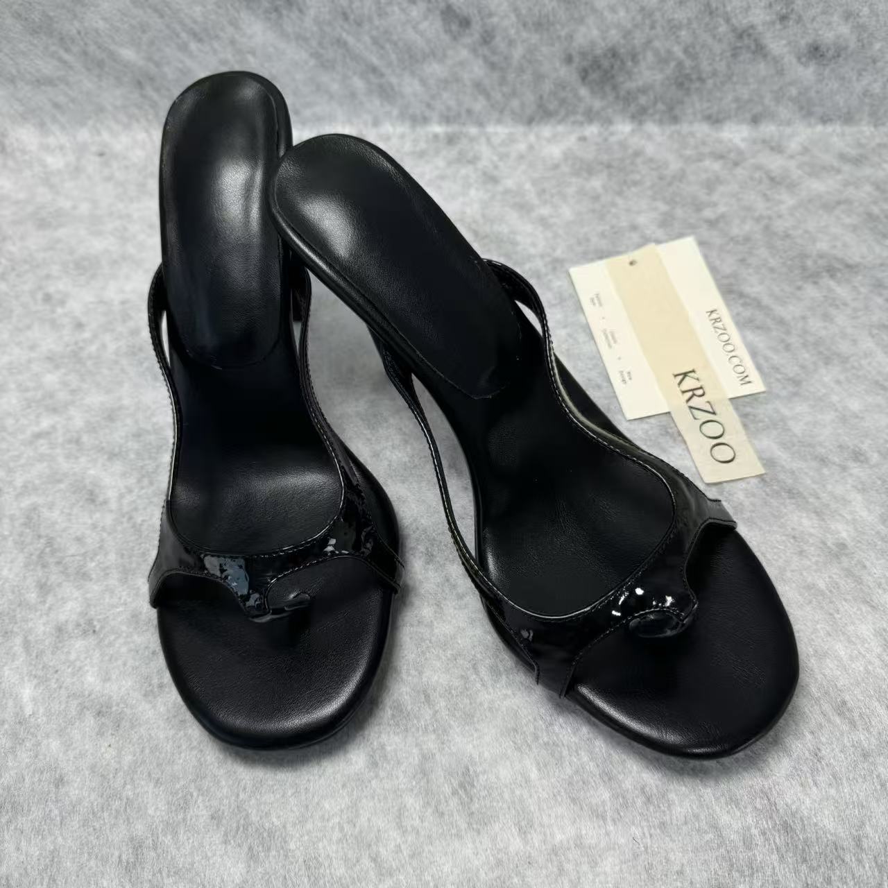 Round-toe thin-stringed slip-on sandals