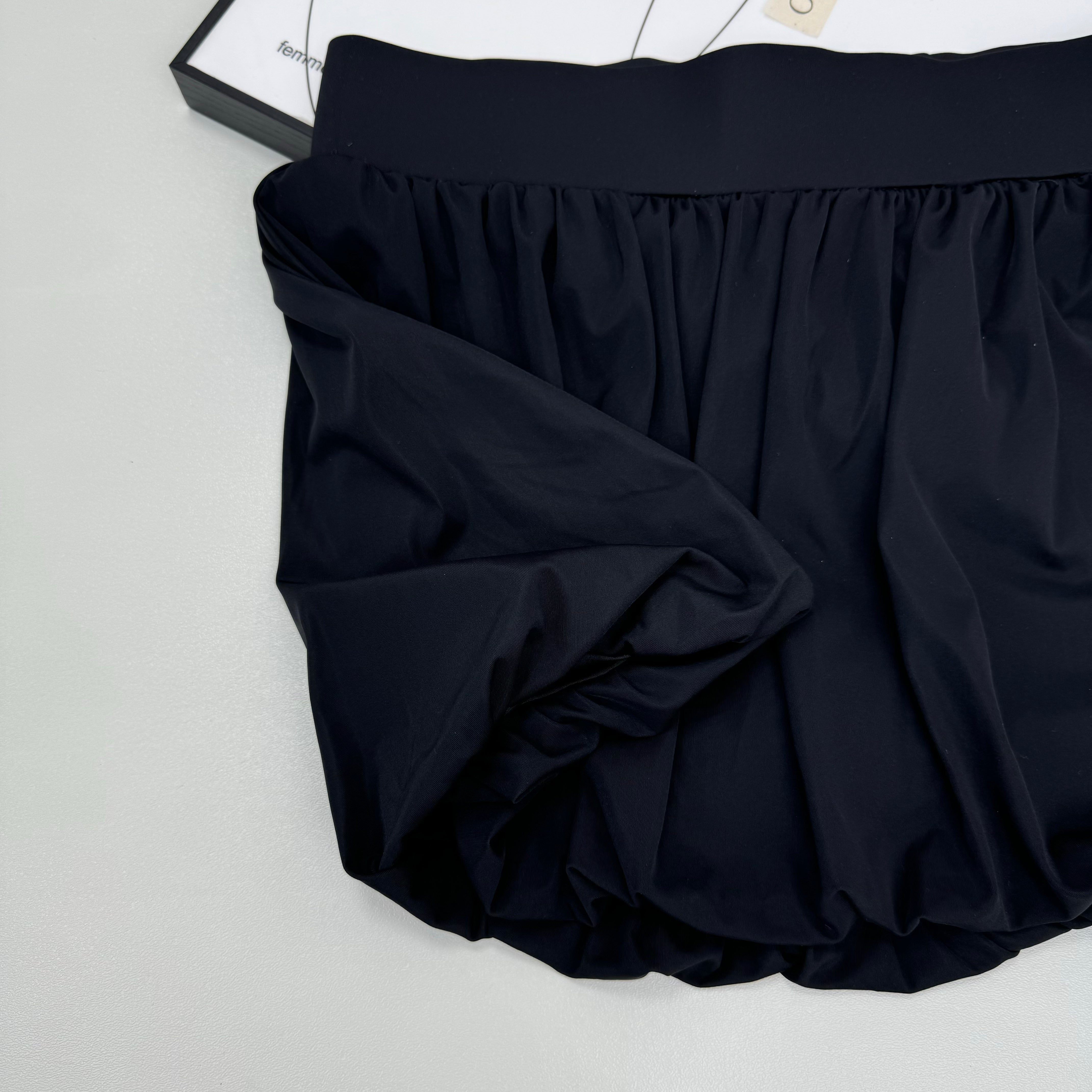 Pom-pom flowered half-length skirt