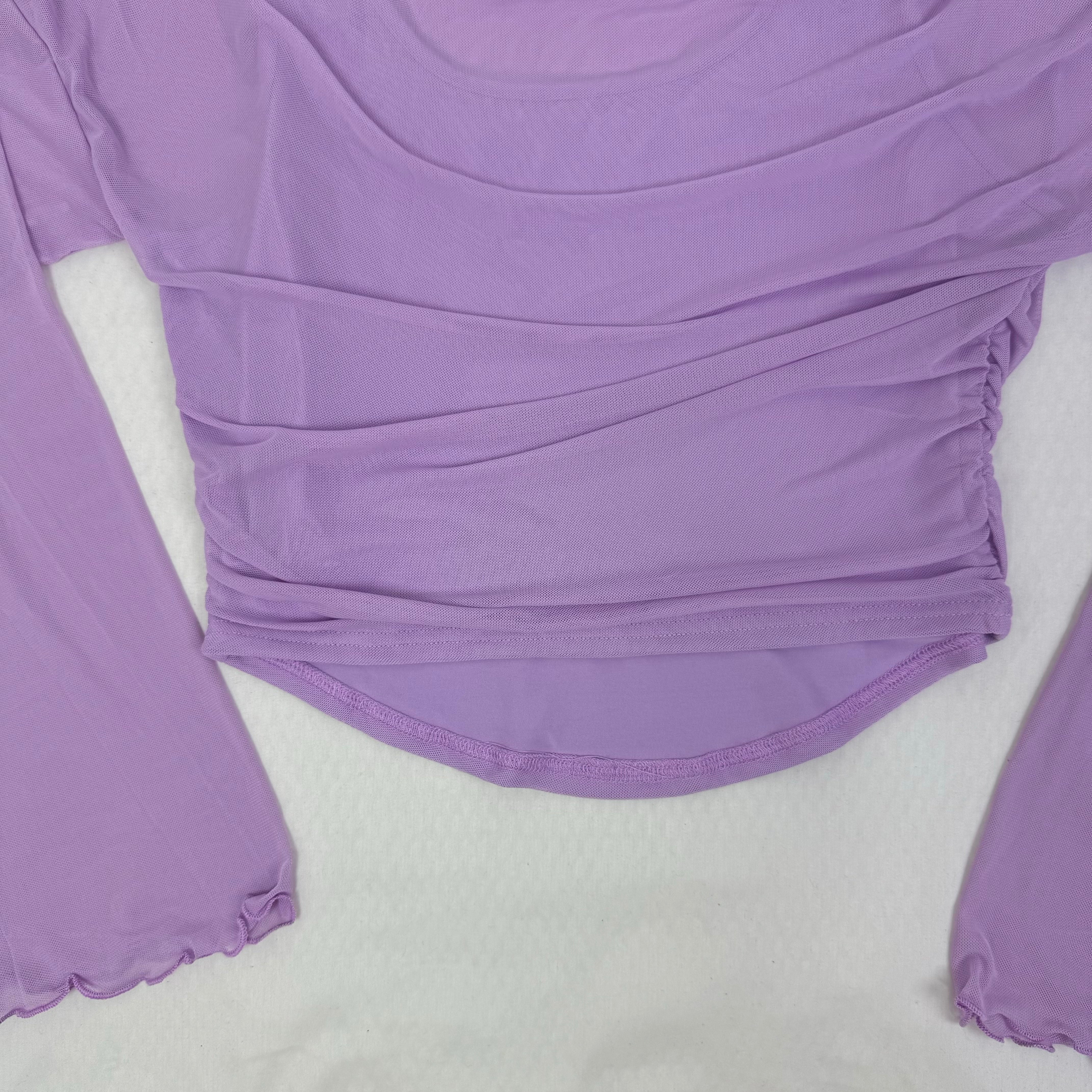 Net fabric elasticated slanting-sleeve top