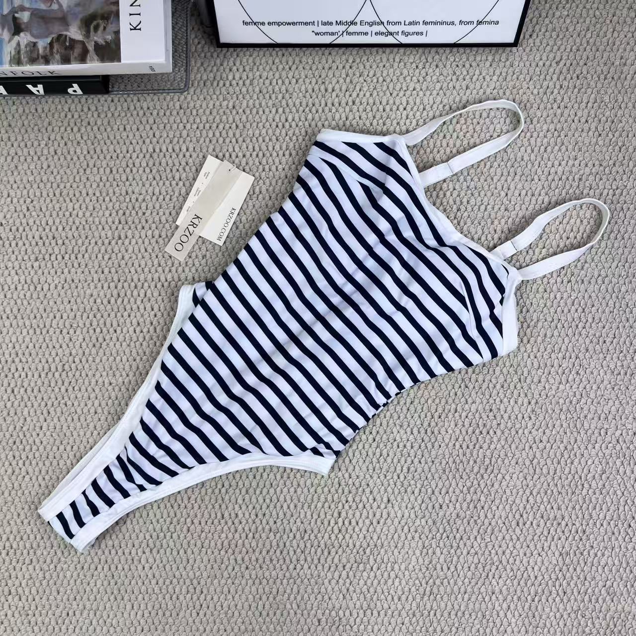 Color-blocked one-piece swimming suit