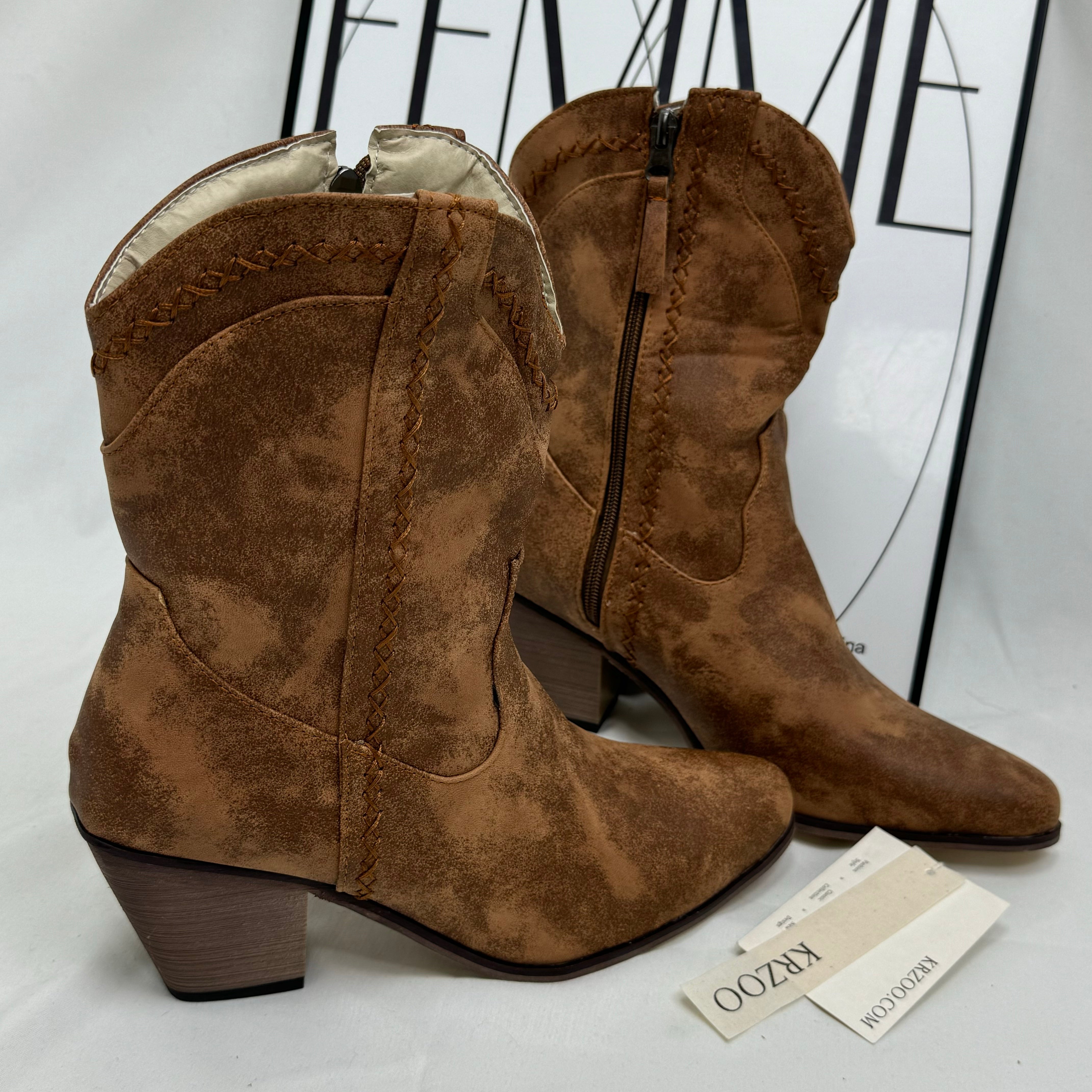 Pointed-toe side-zip short boots