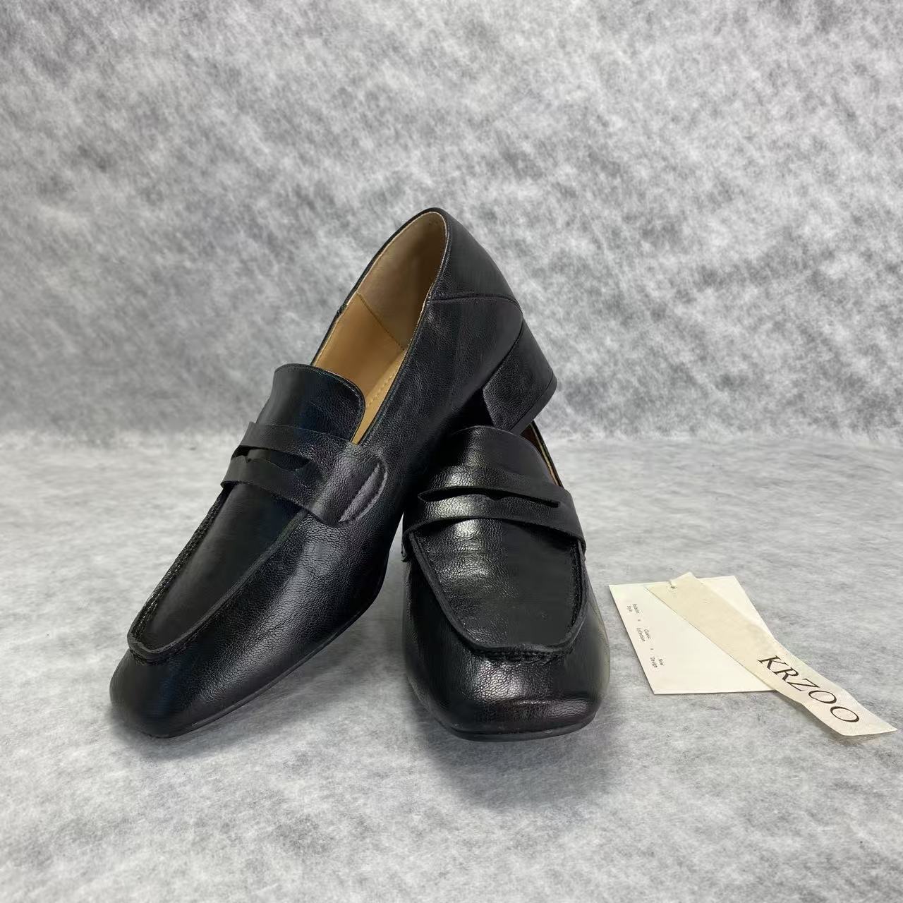 Soft-soled flat-bottomed commuting shoes