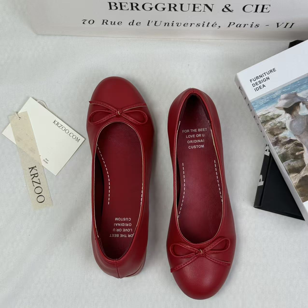 Soft-soled comfortable one-piece slip-on shoes