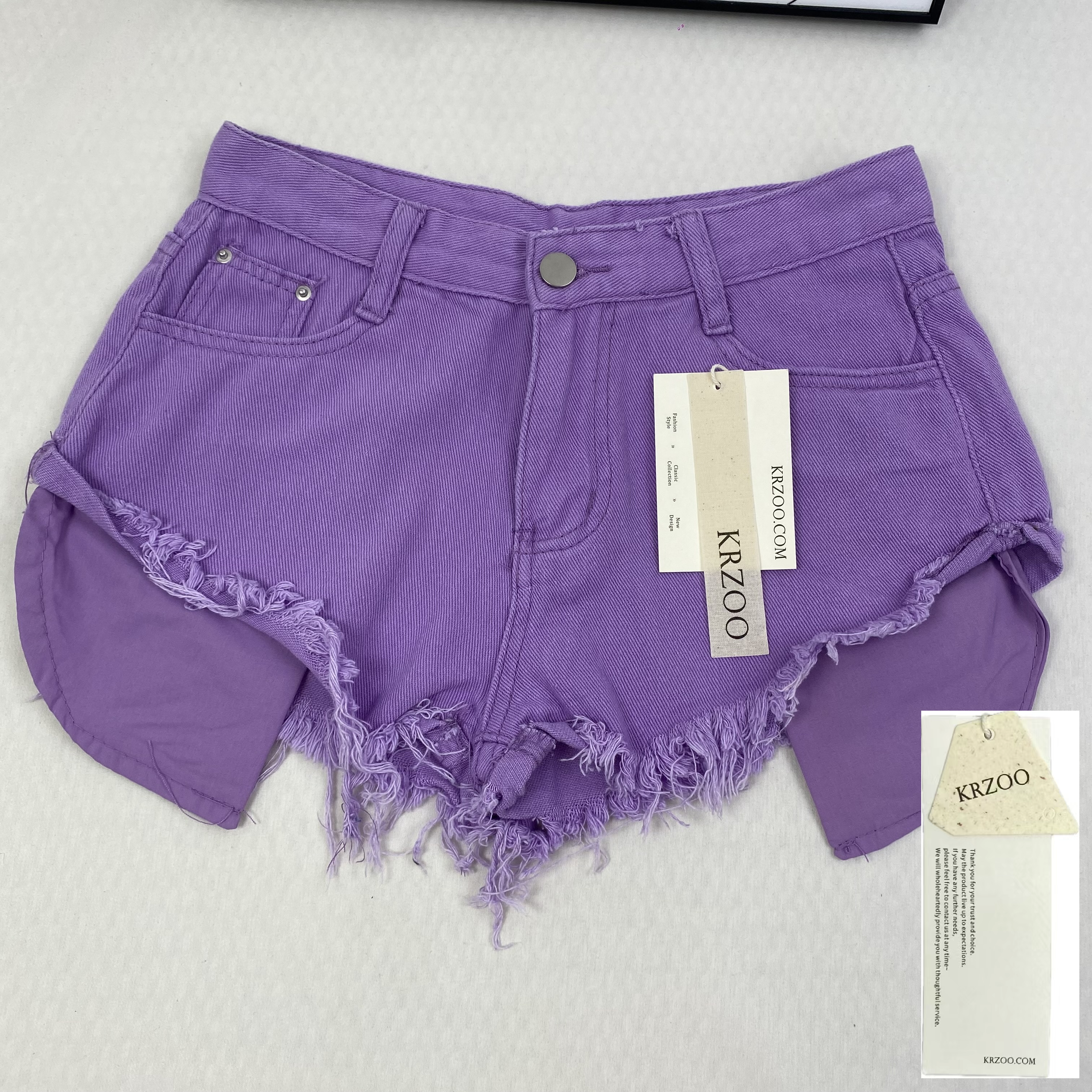 Low-waist denim shorts with exposed pockets