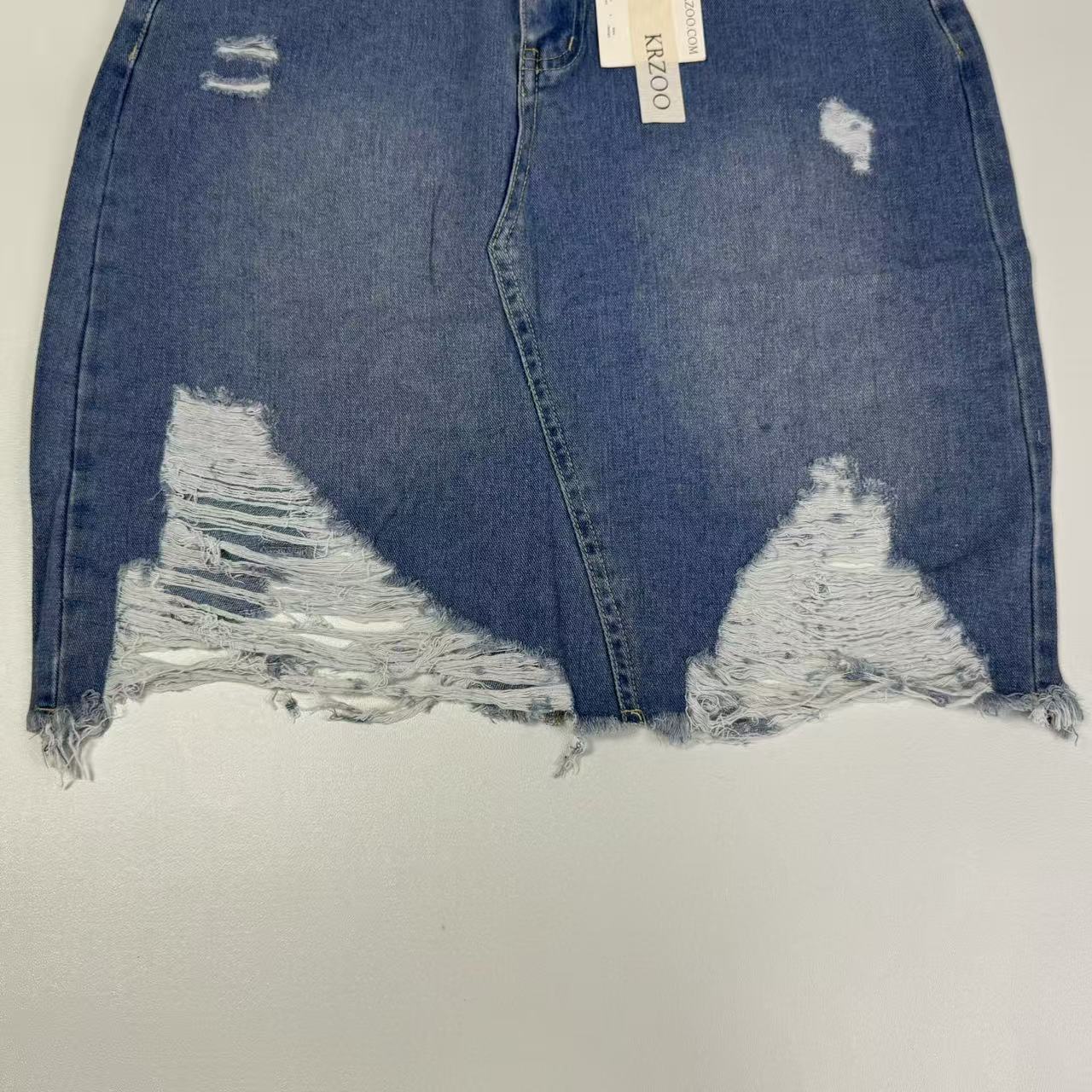 Ragged-edge and tear-damaged half-length skirt