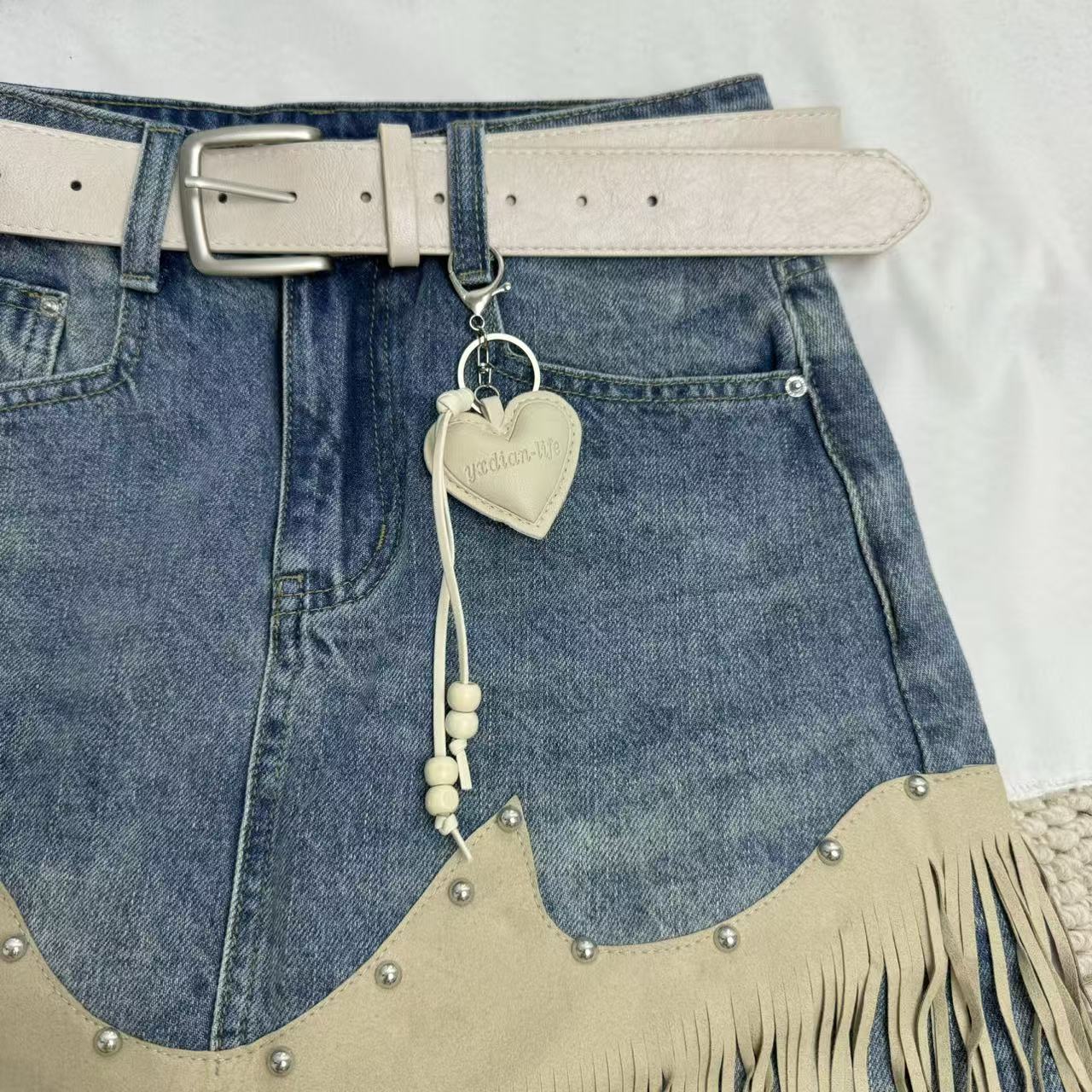 Tassel-embroidered short skirt