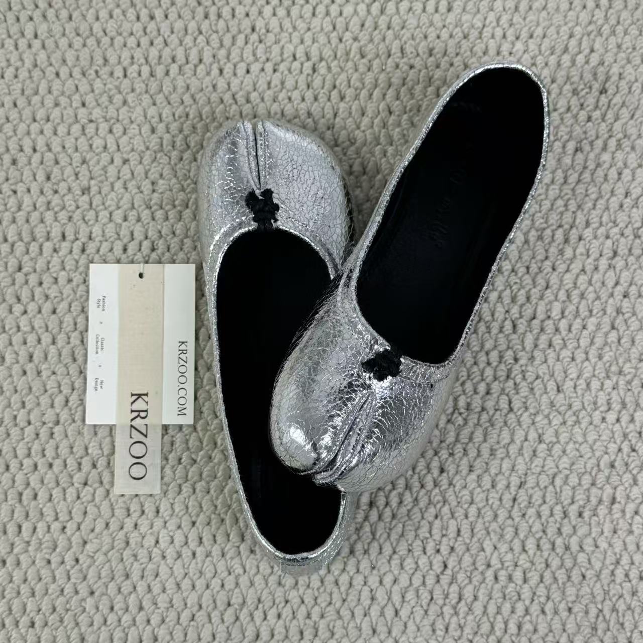 Pig's feet with toe-shaped small leather shoes