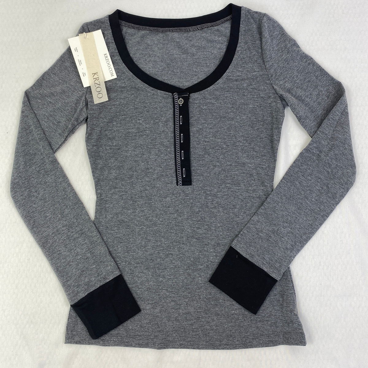 Contrasting-color knitted fitted base top