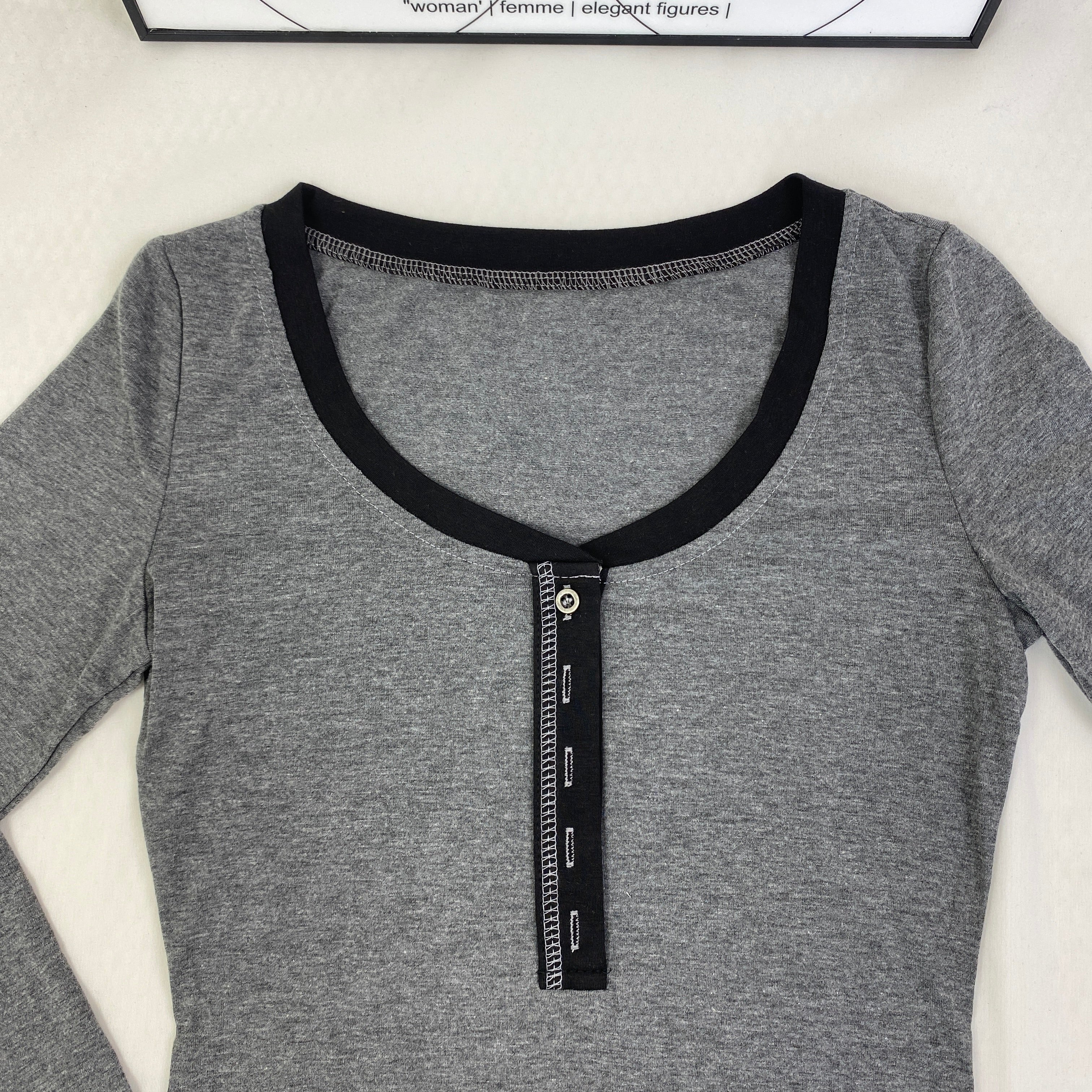 Contrasting-color knitted fitted base top