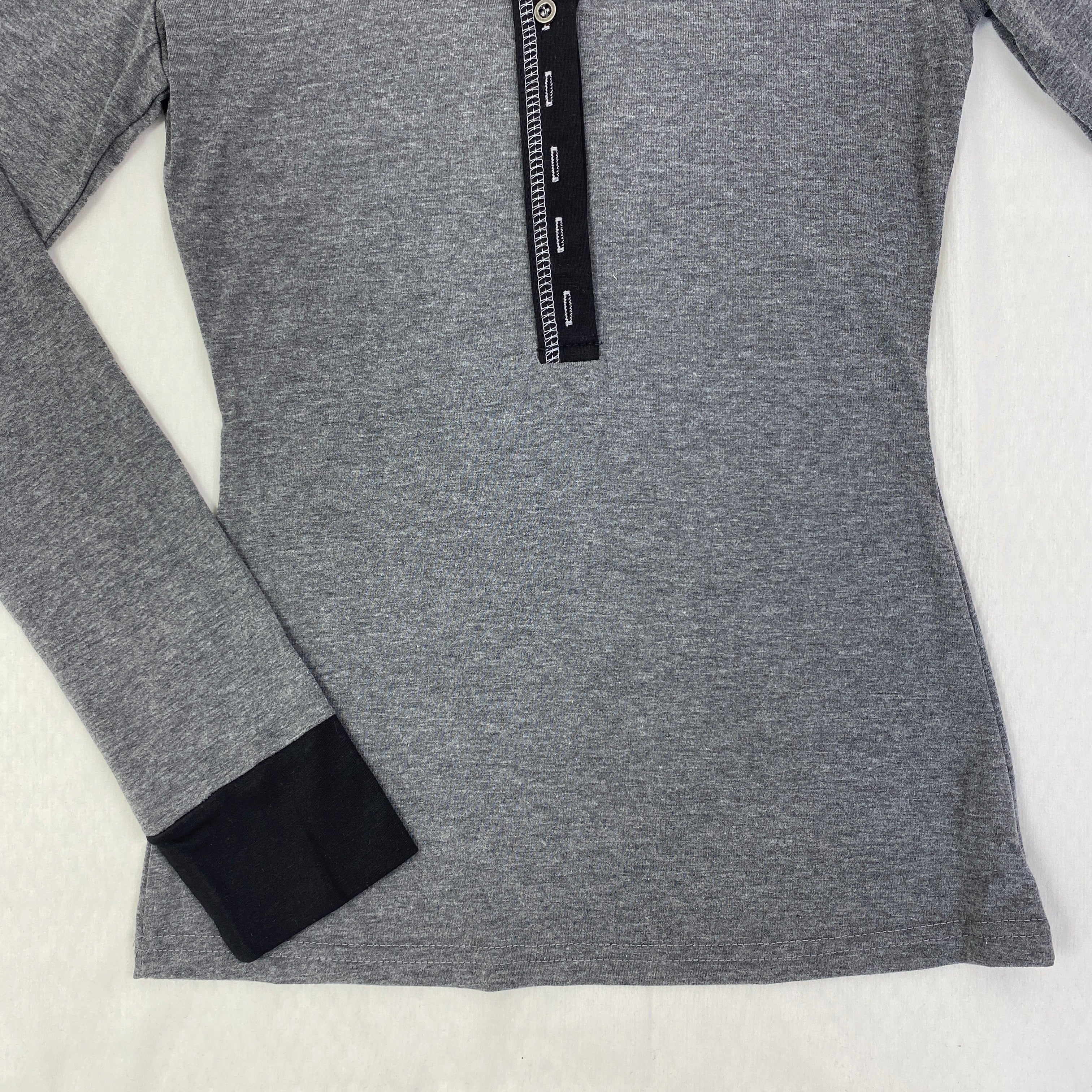Contrasting-color knitted fitted base top