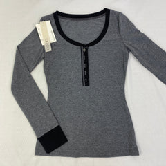 Contrasting-color knitted fitted base top