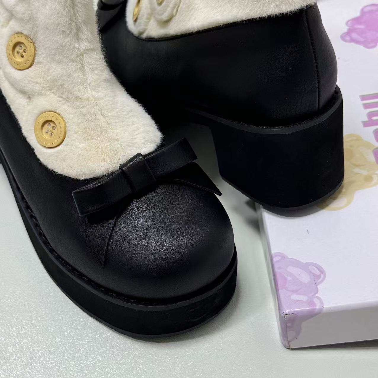 Short boots with round toes and thick low heels