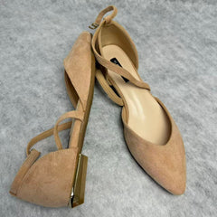 Low-cut flat-bottom shoes with crossed straps